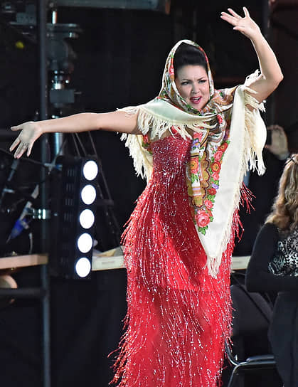 В 2014 году Анна Нетребко исполнила олимпийский гимн на церемонии открытия зимней Олимпиады в Сочи. Также певица в 2018 году выступала на на концерте, посвященном открытию Чемпионата по футболу в России (на фото)