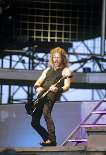 Как и для остальных зарубежных коллективов на фестивале, для Metallica это было первое выступление в Москве. Тогда группа даже не была хедлайнером, уступив это место AC/DC. В следующий раз Metallica посетила Россию только в 2007 году и с тех пор приезжала еще четыре раза&lt;br>
На фото: фронтмен группы Metallica Джеймс Хэтфилд   