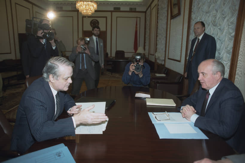 Президент СССР Михаил Горбачев и посол Великобритании в СССР Родрик Брейтвейт во время встречи в Кремле
