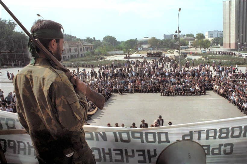 14 сентября 1991 года. Митинг перед зданием Верховного совета в Грозном