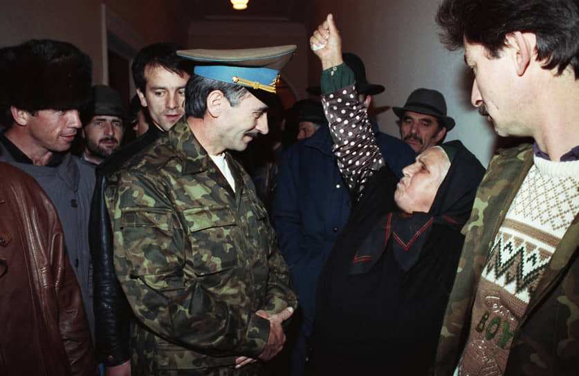 1 сентября 1991 года. Джохар Дудаев во время беседы с жителями