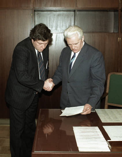 Сентябрь 1991 года. Премьер-министр России Иван Силаев (справа) беседует с Григорием Явлинским