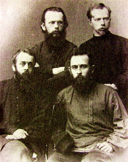 Видные толстовцы Иван Трегубов (стоит слева) и Павел Бирюков (сидит слева) утверждали, что многомиллионное сектантство – потенциальный союзник большевиков