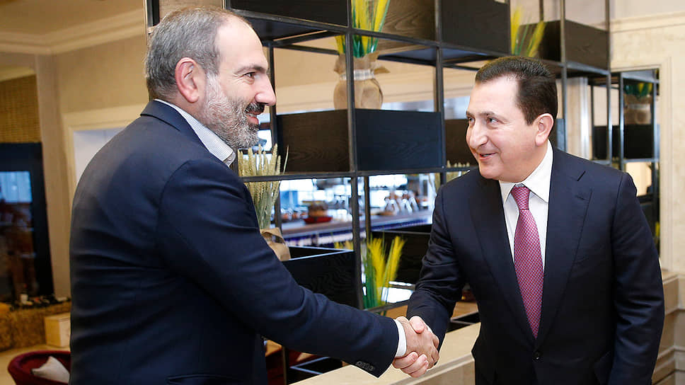 Премьер-министр Армении Никол Пашинян (слева) и владелец оружейной компании Давид Галстян