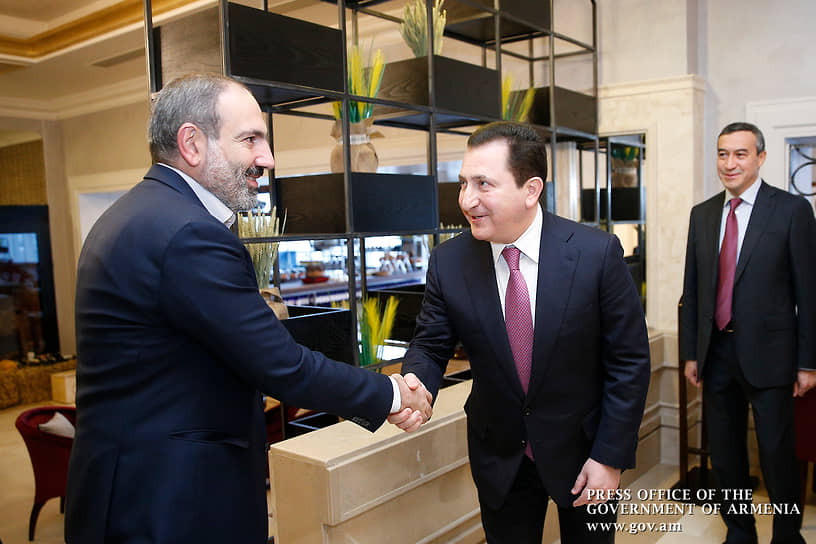 Премьер-министр Армении Никол Пашинян (слева) и владелец оружейной компании Давид Галстян