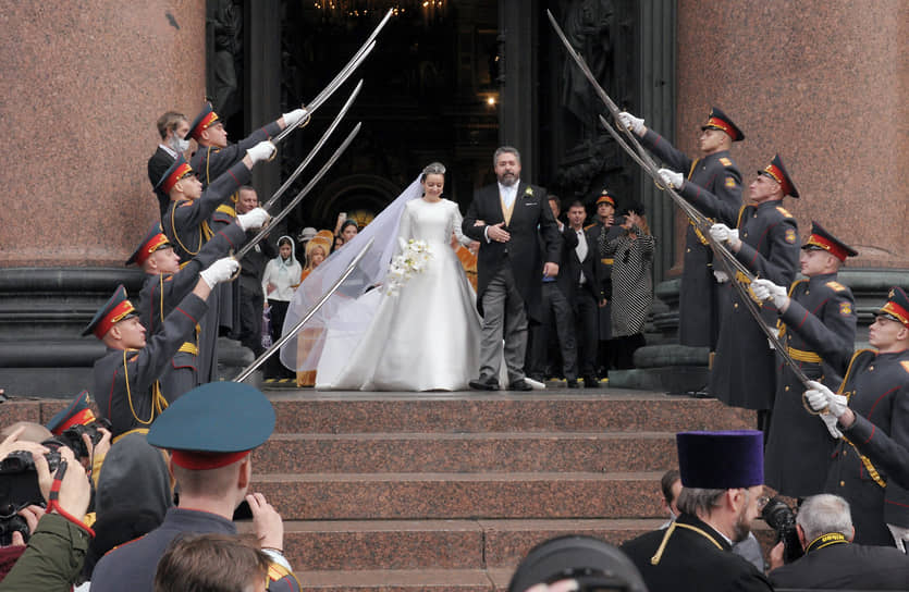 Потомок династии Романовых Георгий Романов и его супруга Ребекка Беттарини после церемонии венчания в Исаакиевском соборе