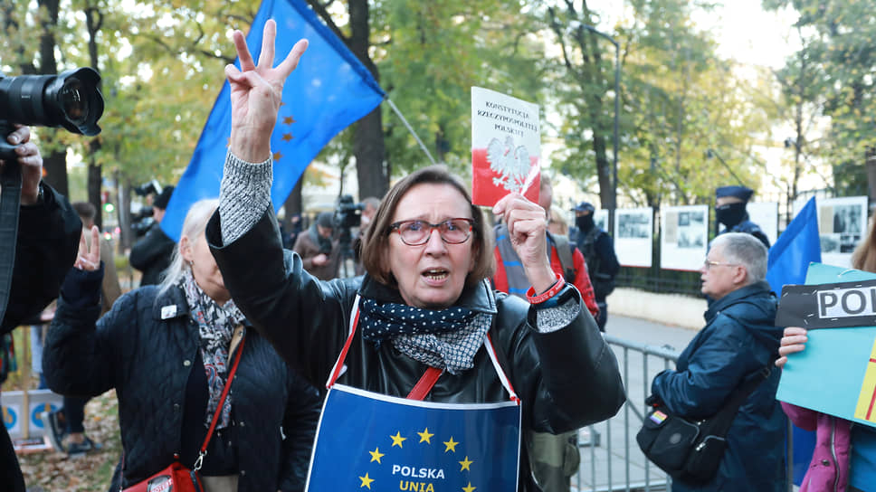 Протестующие против решения КС Польши перед зданием Конституционного суда в Варшаве