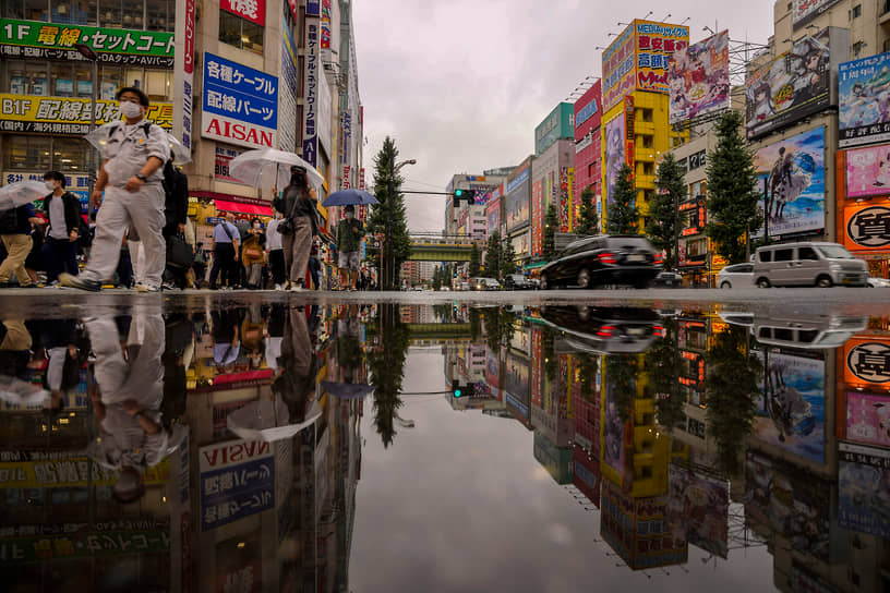 Токио, Япония. Люди переходят через дорогу 