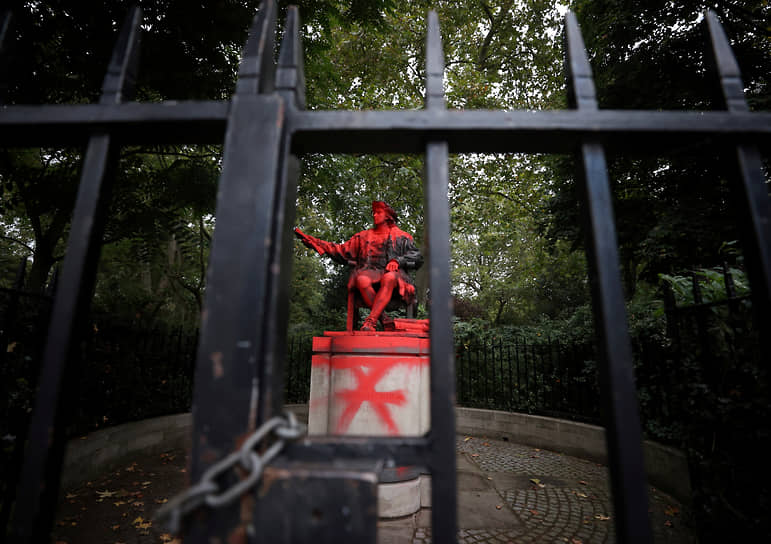 Лондон, Великобритания. Окрашенная вандалами статуя Христофора Колумба