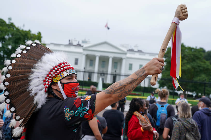Вашингтон, США. Демонстрант в традиционном головном уборе индейцев на акции протеста 