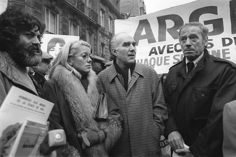 Последняя серия его концертов прошла в 1981 году в парижском зале «Олимпия»
&lt;BR>На фото слева направо: писатель Марек Хальтер, актриса Катрин Денев и актеры Мишель Пикколи и Ив Монтан на демонстрации у посольства Аргентины в Париже в 1980 году 