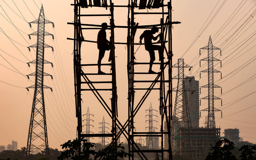 Мумбаи, Индия. Рабочие ремонтируют линии электропередачи