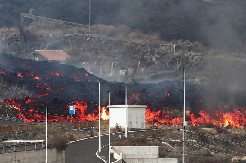 Тахуйя, Испания. Лава из извергающегося вулкана подступает к дороге