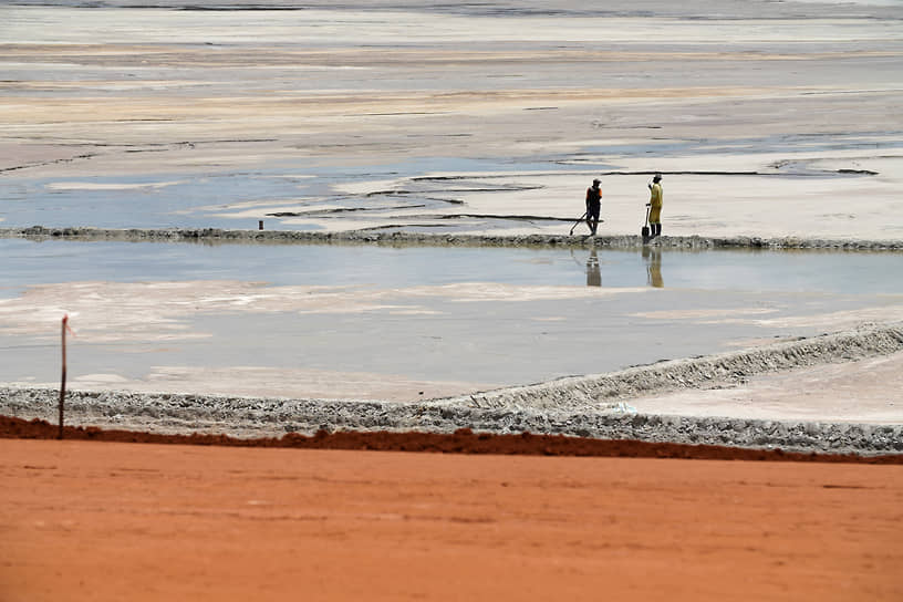 Кибали, Демократическая Республика Конго. Работники золотодобывающей шахты у дамбы хвостохранилища