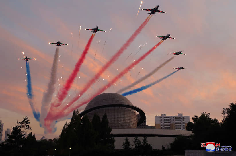 Пхеньян, КНДР. Военные самолеты на оборонной выставке