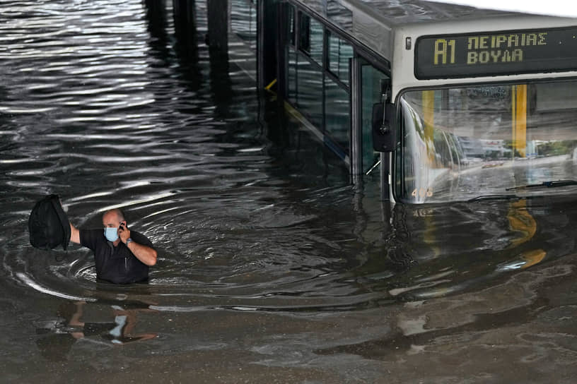 Афины, Греция. Водитель автобуса, застрявшего в тоннеле из-за наводнения