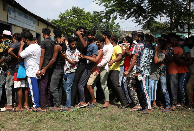 Силигри, Индия. Местные жители выстроились в очередь на вакцинацию от коронавируса