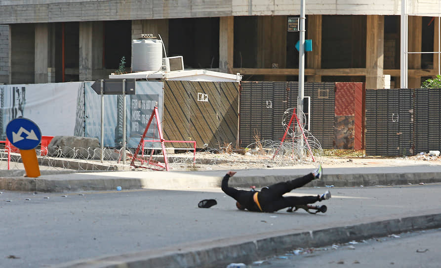 Бейрут, Ливан. Мужчина с гранатометом, подстреленный во время уличных боев  