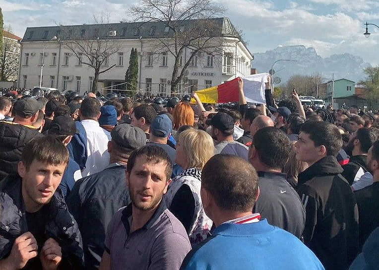 Участники несанкционированного митинга против режима самоизоляции на площади Свободы во Владикавказе в апреле 2020 года