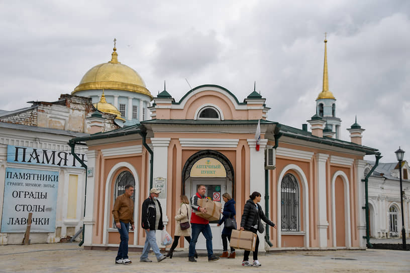 Казанский собор с четырех сторон окружают Торговые ряды. В старину здесь же кипела и базарная торговля