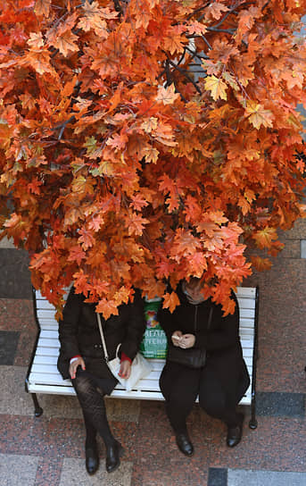 Москва. Отдыхающие на скамейке в ГУМе