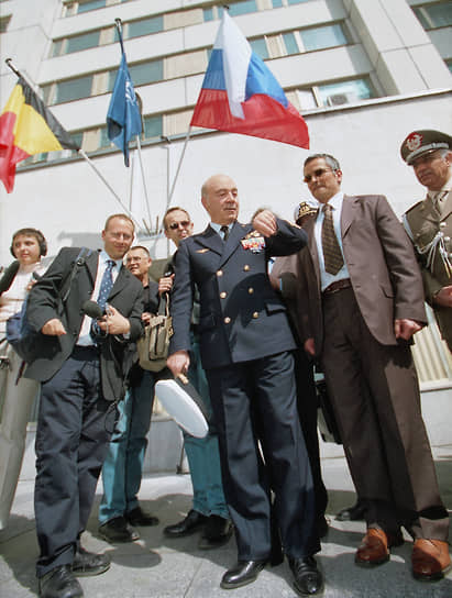 Пресс-конференция после открытия военной миссии НАТО по связи с министерством обороны, Москва, 2002 год. В центре — на тот момент председатель Военного комитета НАТО адмирал Гвидо Вентурони