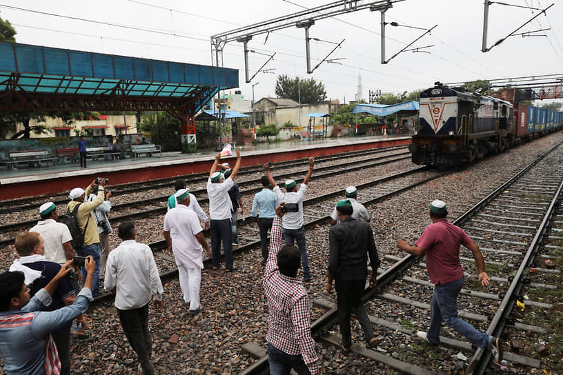 Модинагар, Индия. Фермеры блокируют железнодорожные пути на акции протеста 
