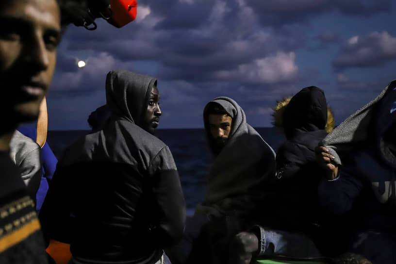Мальта. Мигранты на палубе спасательного корабля