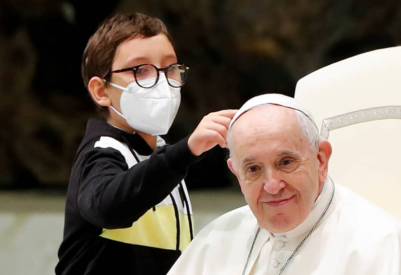 Ватикан. Мальчик с папой римским Франциском