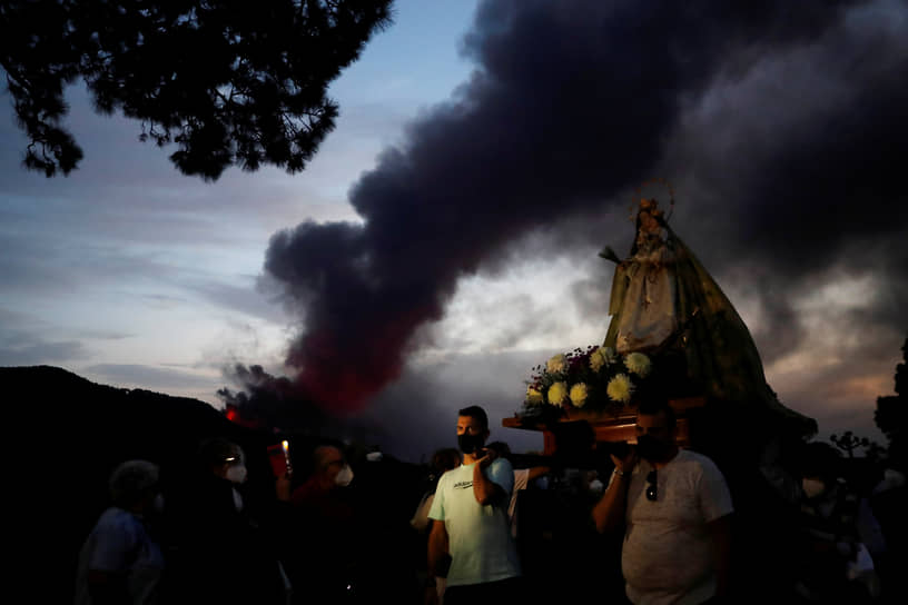Эль-Пасо, Испания. Религиозная процессия на фоне извержения вулкана на Канарских островах 