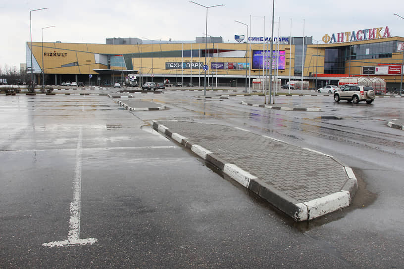 Парковка у торгового центра в Нижнем Новгороде