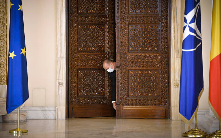 Бухарест, Румыния. Член администрации президента открывает двери 