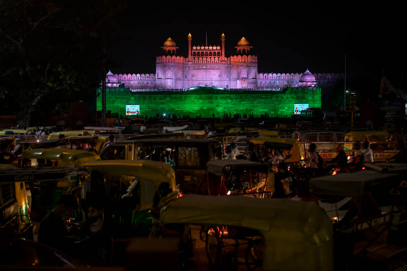 Нью-Дели, Индия. Историческая цитадель Красный форт, освещенный цветами государственного флага