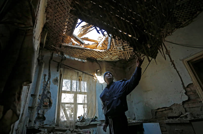 Донецк, Украина. Местный житель осматривает свое жилье 