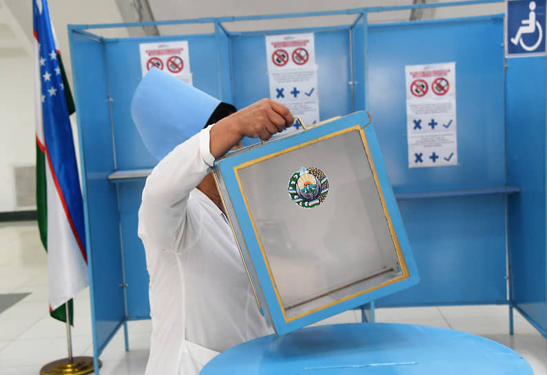 Термез, Узбекистан. Подготовка избирательного участка к выборам президента республики