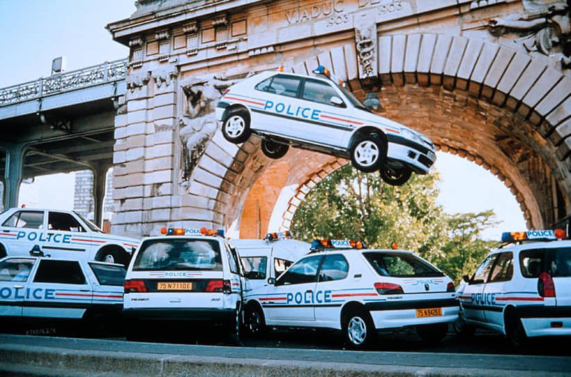 В 1999 году во время съемок финальной сцены «Такси 2» погиб один из операторов картины Ален Дютартр. Каскадеры не рассчитали скорость, и одна из машин после приземления с трамплина задела съемочную группу. Фильм посвятили погибшему оператору