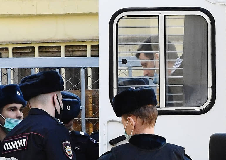 Бывший губернатор Хабаровского края Сергей Фургал (справа) во время доставки в суд