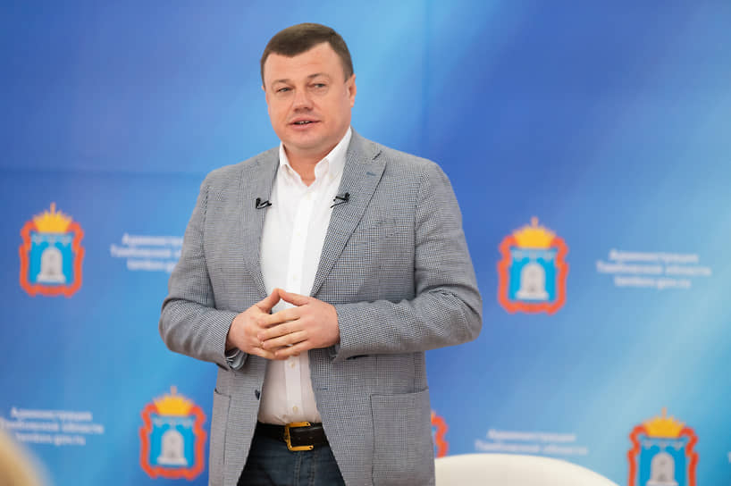 Бывший губернатор Тамбовской области Александр Никитин провел прямую линию 29 июля, она транслировалась в эфире местного телеканала и в соцсетях. Поступило более 1 тыс. вопросов, в течение двух часов глава региона ответил на несколько десятков