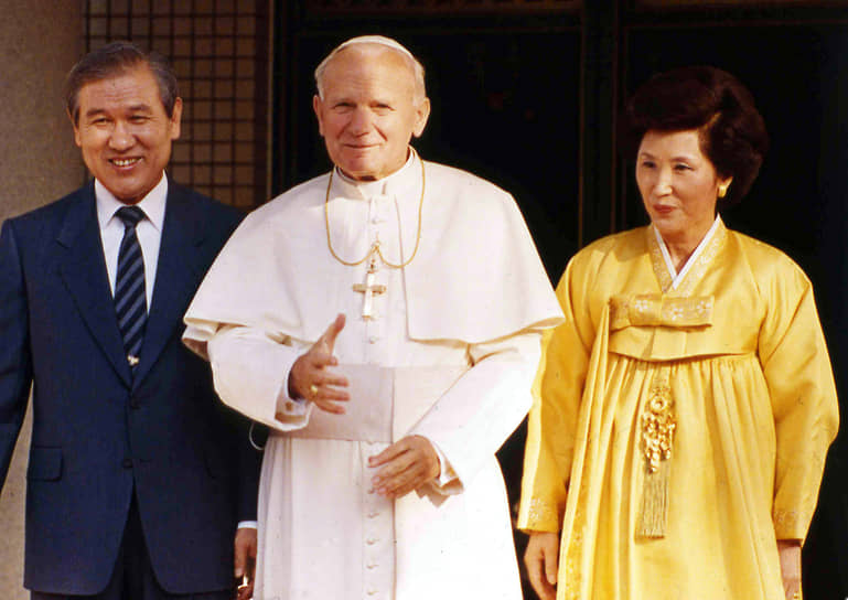 Под руководством Ро Дэ У Южная Корея была принята в ООН и подписала соглашение о ненападении с Северной Кореей
&lt;br>
На фото: президент Южной Кореи с супругой на встрече с папой римским Иоанном Павлом II, 1989 год