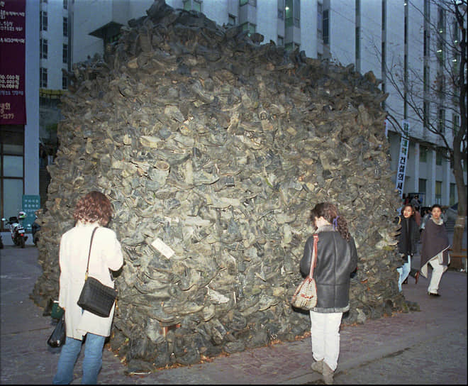Экс-президент признал обвинения в коррупции и попросил прощения у нации&lt;br>
На фото: скульптура из 20 тыс. старых армейских ботинок под названием «Башня из 400 миллиардов», выставленная в Сеуле в 1996 году. Она символизировала 400 миллиардов вон, которые, по признанию Ро Дэ У, он накопил за время своего президентства 