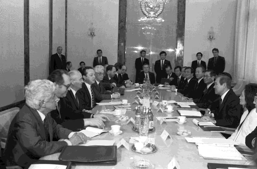 В 1990 году Южная Корея установила дипломатические отношения с СССР и рядом других соцстран, включая Венгрию, Польшу и Югославию
&lt;br>
На фото: президент СССР Михаил Горбачев, президент Республики Корея Ро Дэ У и другие официальные лица на встрече в Кремле 14 декабря 1990 года