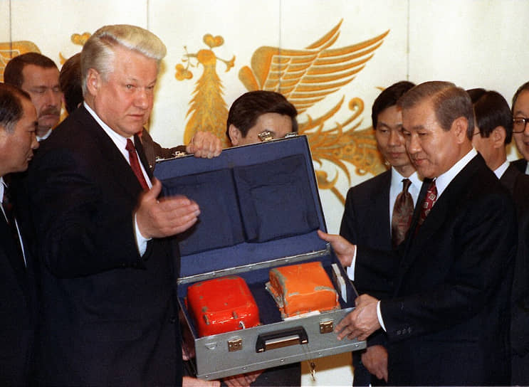 У президента Ро Дэ У сложились доверительные отношения как с американским, так и с российским президентом&lt;br>На фото: президент РФ Борис Ельцин передает главе Южной Кореи «черный ящик» сбитого в 1983 году советским истребителем Су-15 авиалайнера Boeing 747-230B южнокорейской авиакомпании Korean Air Lines, 19 ноября 1992 года