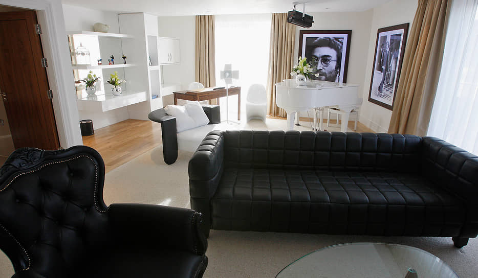 В посвященном Джону Леннону номере люкс в отеле Hard Days Night гости могут в соответствии с одноименной песней спать как убитые
