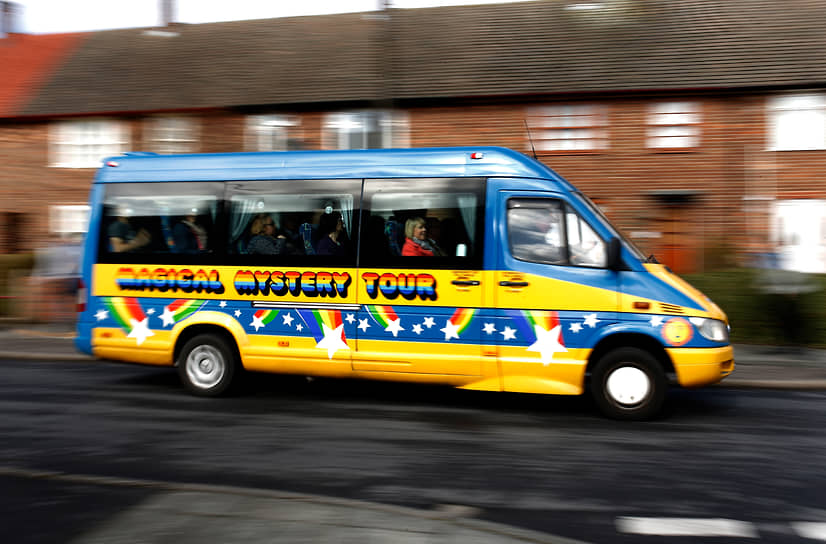 Туристические автобусы и мини-автобусы с символикой «Волшебного таинственного путешествия» — самый быстрый и дешевый способ ознакомиться с главными битловскими достопримечательностями Ливерпуля в короткий срок