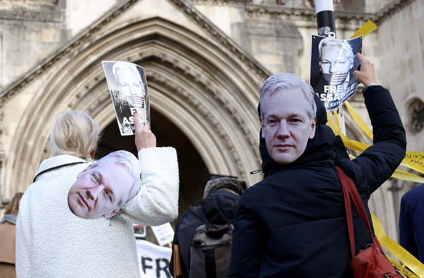 Сторонники Джулиана Ассанжа протестуют у Высокого суда Лондона