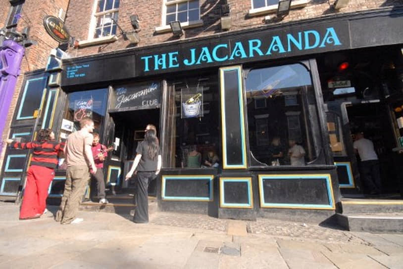 The Jacaranda. Это заведение принадлежало Алану Уильямсу, самому первому менеджеру The Beatles. Автобус, в котором группа отправилась в Гамбург в 1960 году, был припаркован у этих дверей