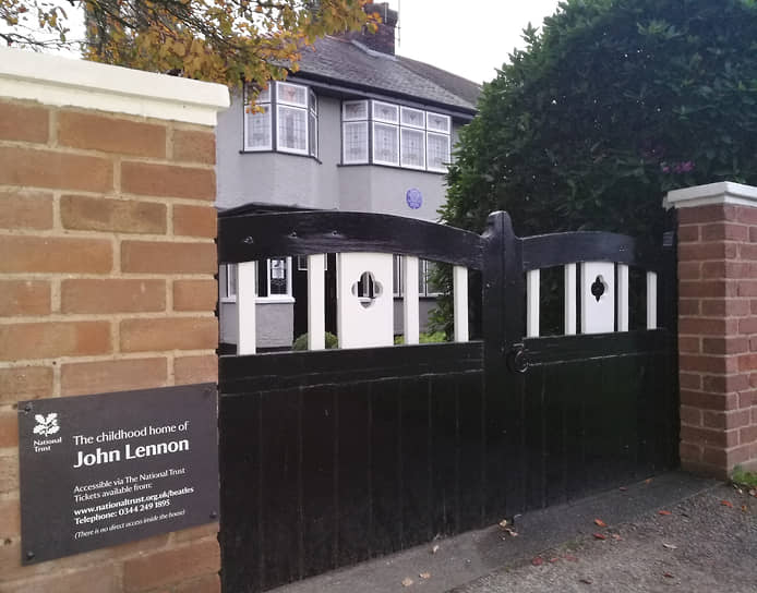 Дом Смитов, тети и дяди Джона Леннона, у которых он жил в детстве. В 1958 году его мать Джулия была насмерть сбита машиной неподалеку от этого дома