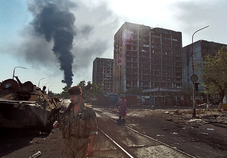 Боевик с автоматом на улице разрушенного Грозного. 1995 год