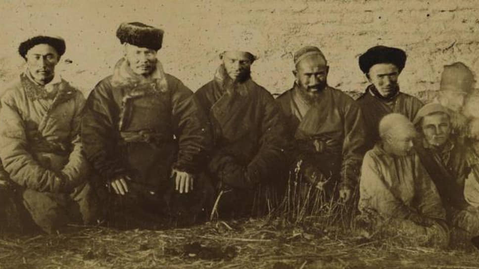 «В числе мусульман, населяющих Семипалатинск, находятся семейств до пятидесяти, проживающих по билетам, чалаказаков Аягузского округа, перечисленных в 1858 г. на положение киргизов. Чалаказак слово киргизское; "чала" значит несовершенный, ненастоящий "казак", коим называют себя киргизы. В сложности эти два слова значат ненастоящий киргиз. Под словом чалаказак известны были или подданные владений Средней Азии: хивинцы, бухарцы и коканцы, скрывшиеся от своих владетелей и избравшие себе места жительства между киргизами и, так сказать, окиргизившиеся, или дети этих людей, рожденные от брака с киргизками» (Николай Абрамов, «Областной город Семипалатинск», 1861 год)