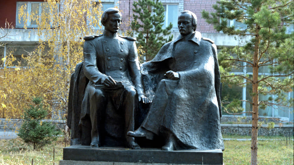 Памятник Ф. М. Достоевскому и Ч. Ч. Валиханову в Семее